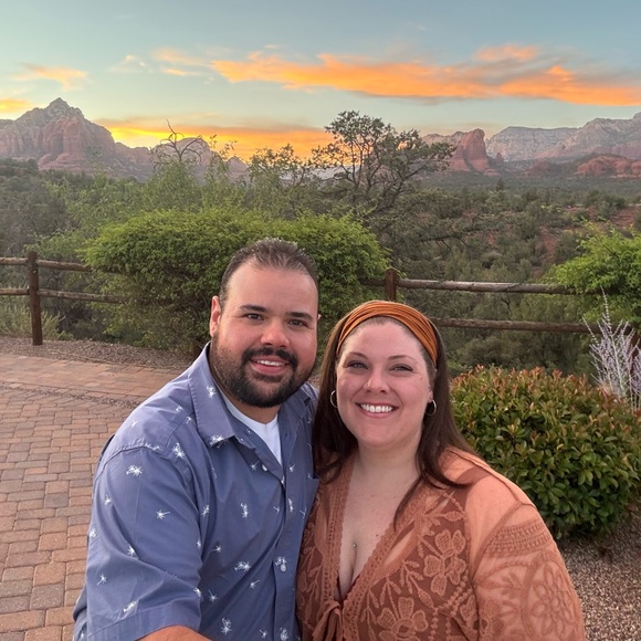 Meet your Poshers, Hannah & Jon! π¦π»βπΌπ§Ώπ«β¨ - Picture 1 of 5